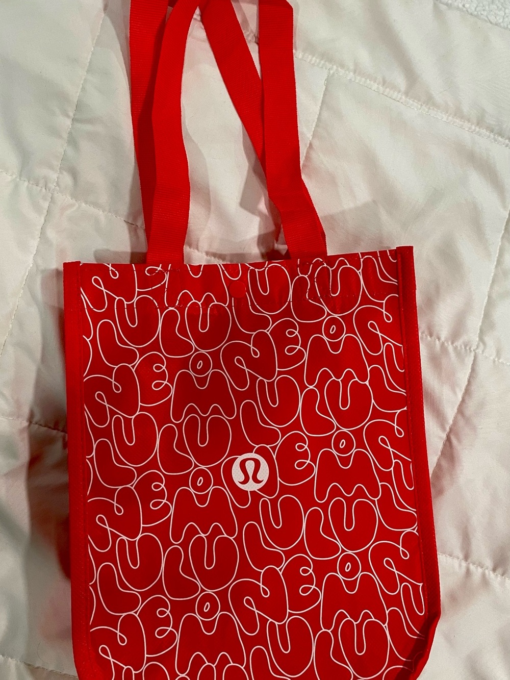 NEW lululemon athletica Red Tote with White Abstract Pattern - Picture 3 of 3